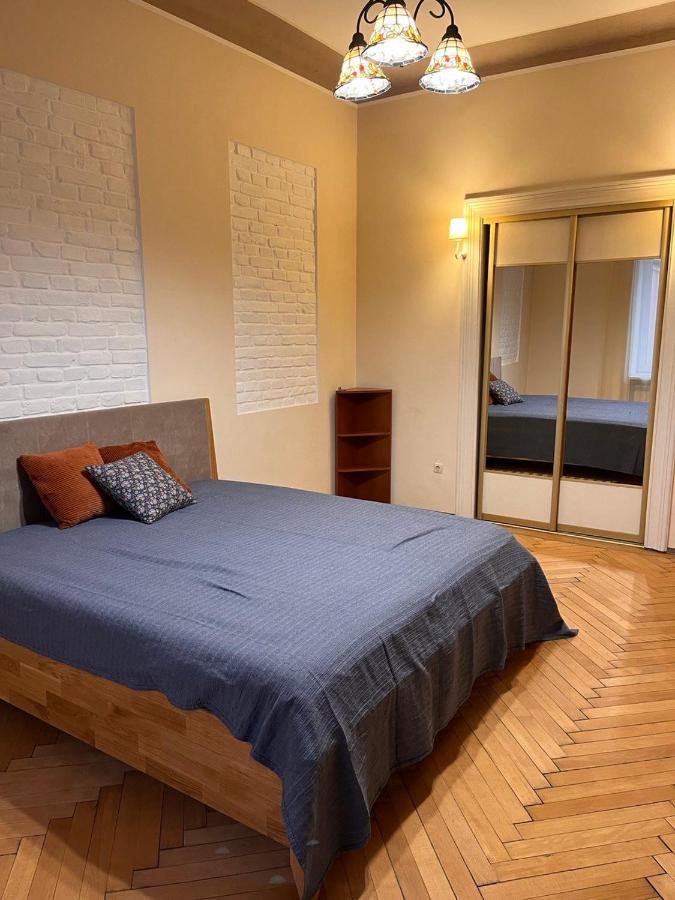 Happy Apartment On Kopernik 30 Lviv Bagian luar foto